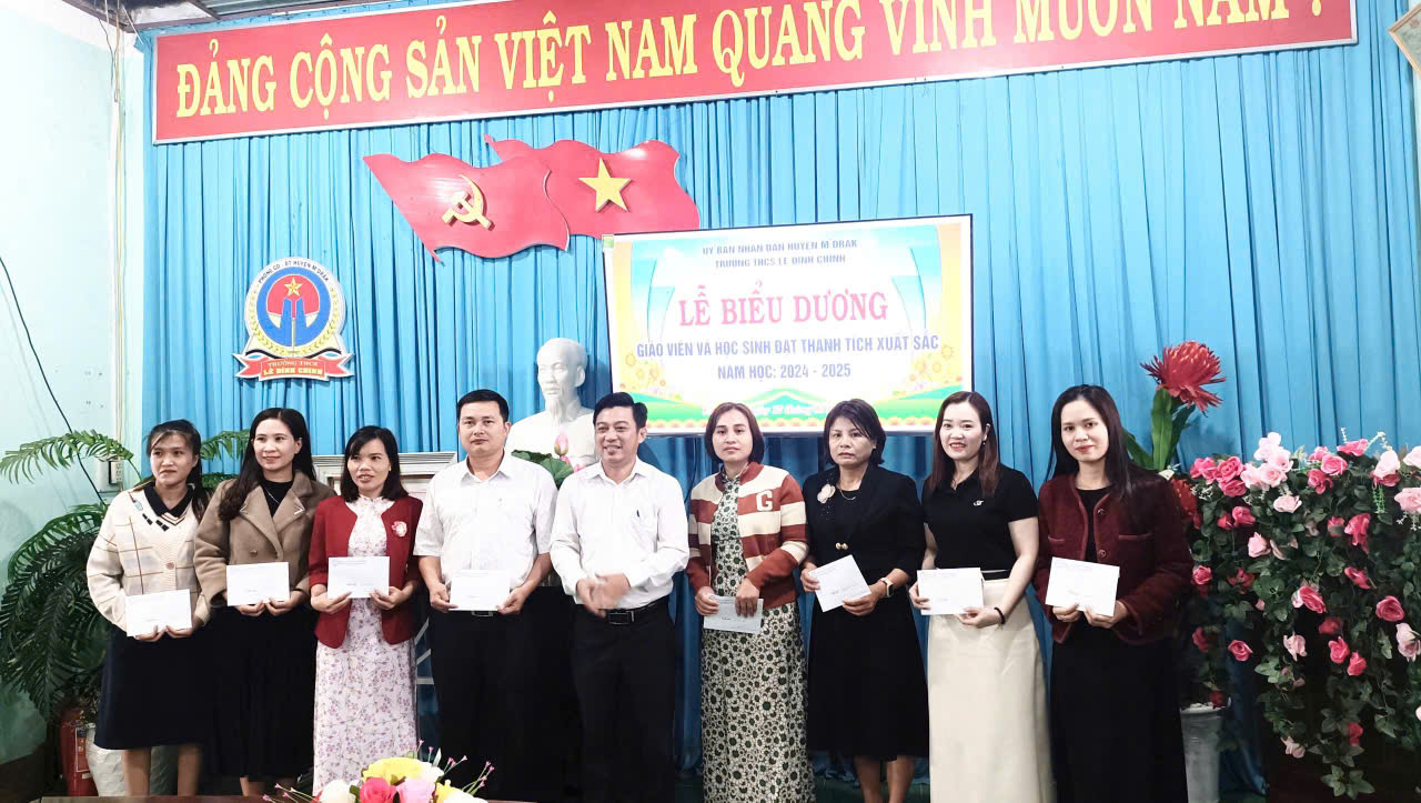 LỄ BIỂU DƯƠNG GIÁO VIÊN – HỌC SINH CÓ THÀNH TÍCH XUẤT SẮC NĂM HỌC 2024 – 2025